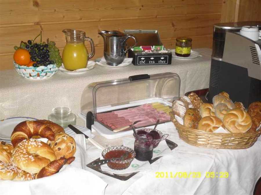 Frühstücksbuffett: Kaffee, hausgem. Marmeladen, Eier frisch zubereitet - Heuriger Bila-Auer und Frühstückspension und Appartements