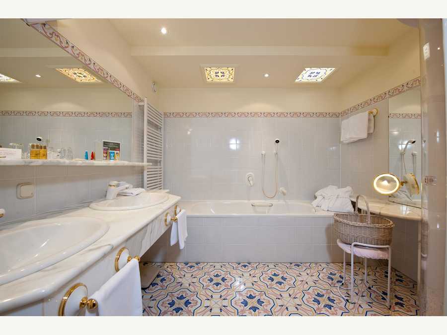 Badezimmer Grande Suite Storchennest - Hotel St. Oswald