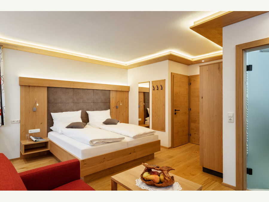 Zimmer 101 großzügiges Doppelbettzimmer - Dorfstube Holzgau