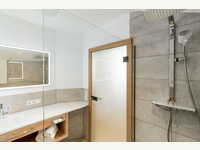 Badezimmer mit viel Ablagefläche, Regendusche und Handbrause, Toilette extra zum Badezimmer. - Dorfstube Holzgau