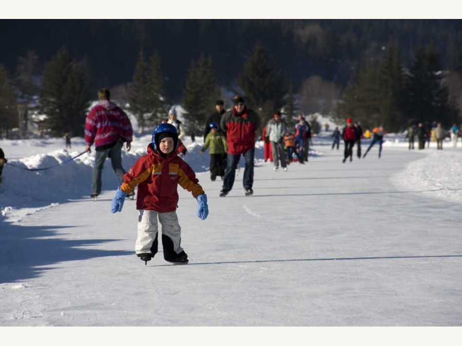 Eislaufen am zugefrorenen Weissensee - Ferienhof Obergasser & Pension Bergblick