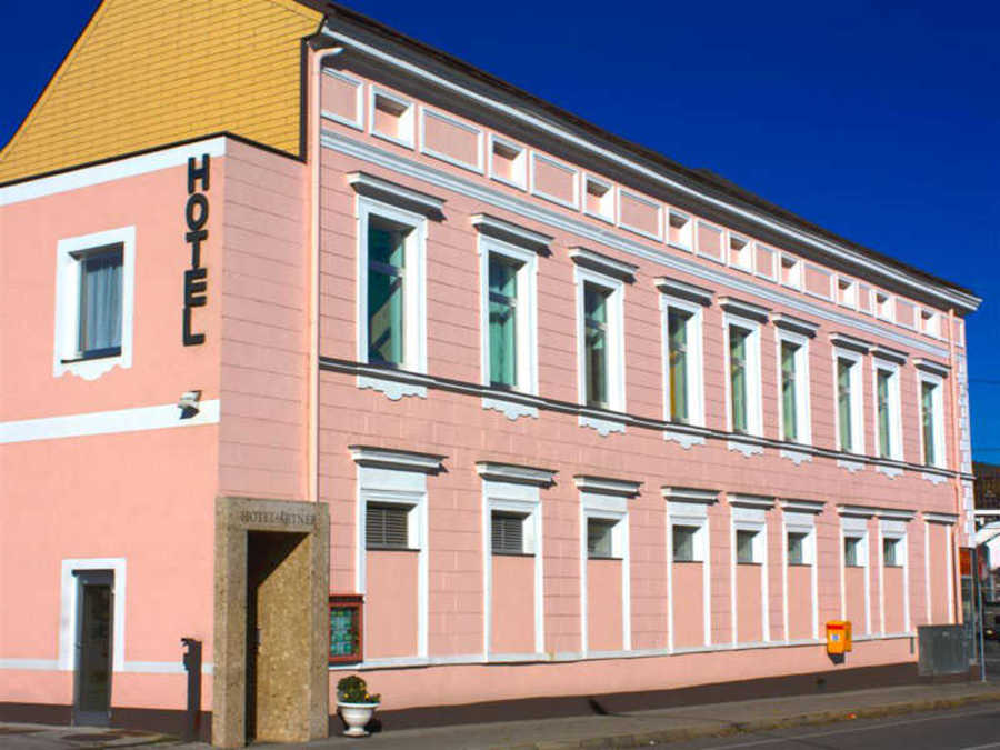 Eingang Hotel Artner auf Roseggerstrasse