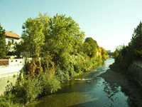 Fluss Schwechat neben unserem Hotel - Hotel Artner