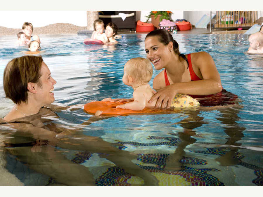 Hallenbad 32,5°C - Babyschwimmkurs - Hotel babymio