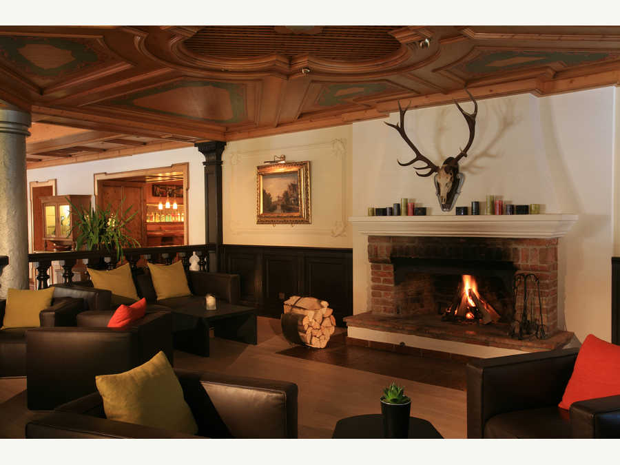 Lounge mit Kamin im Hotel Brandlhof - Hotel Gut Brandlhof