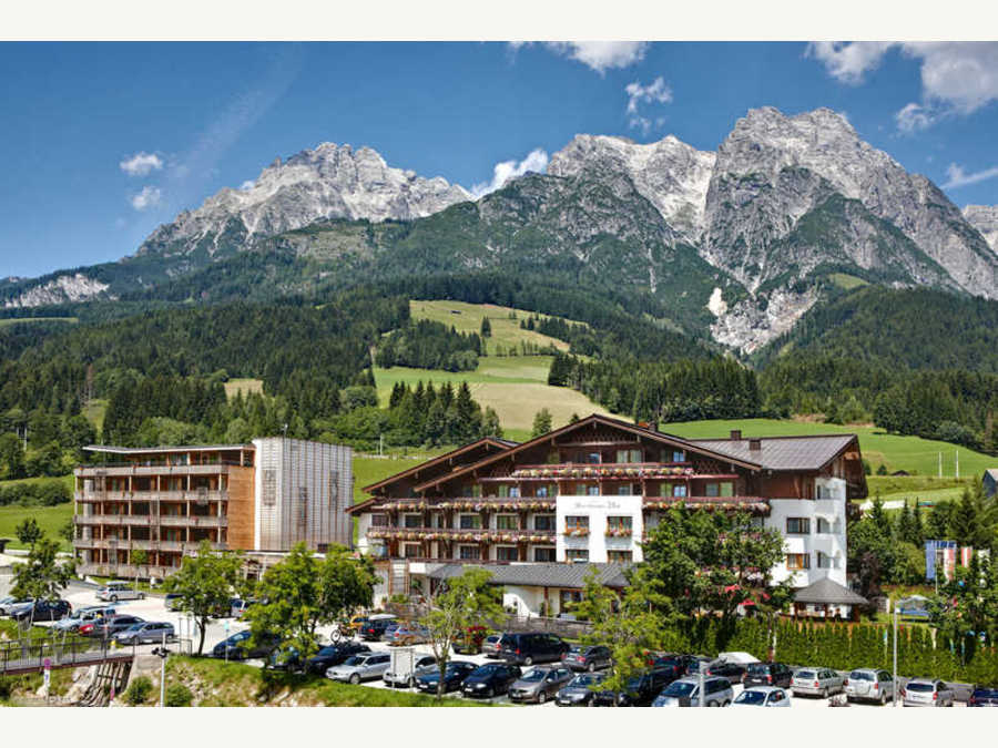 Außenansicht Sommer - Hotel Salzburger Hof Leogang