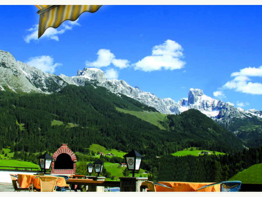 Terrasse mit Blick auf die Bischofsmütze - Salzburger Dolomitenhof